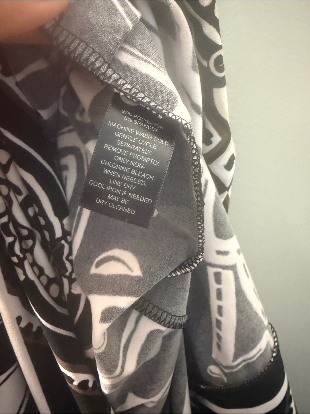 White House Black Market Black & White‎ Graphic V-Neck Shift Dress - Picture 5 of 5